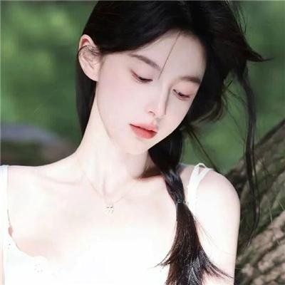 微光下的蓝色男孩